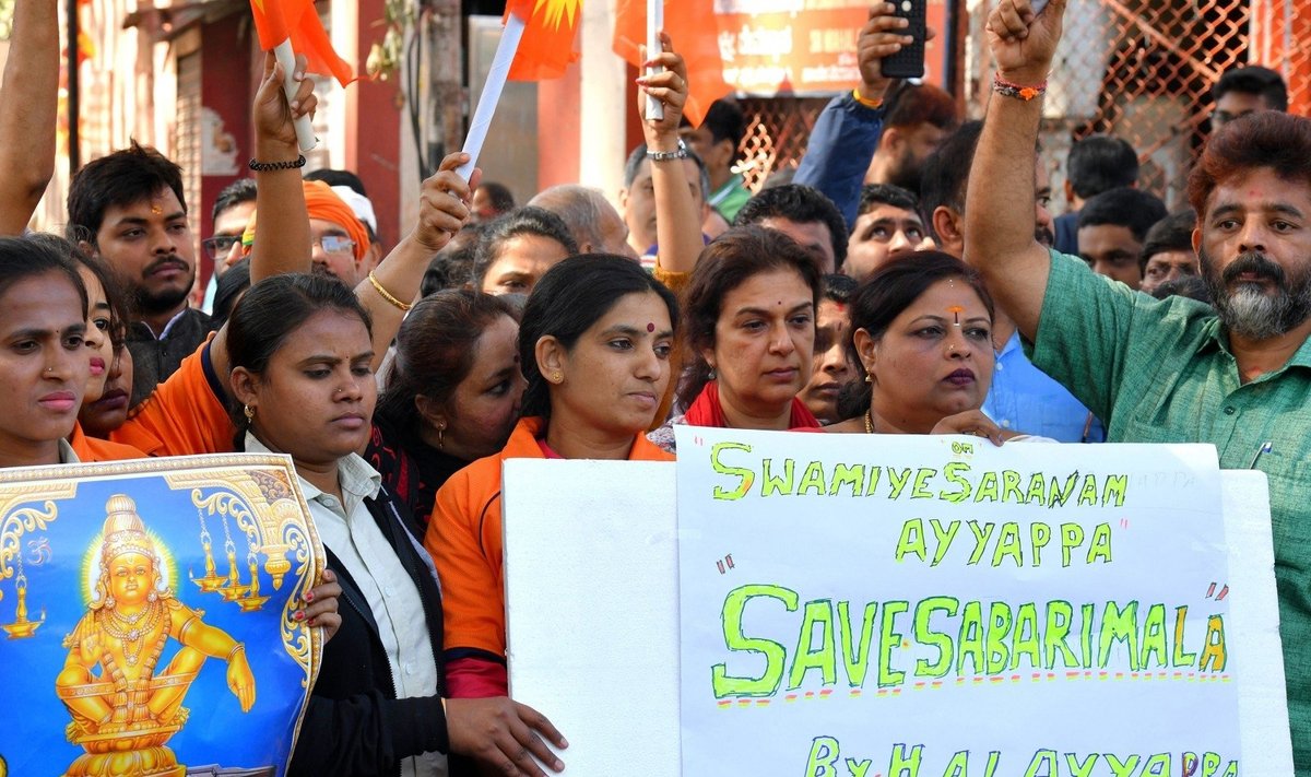 Protestuotojai prie Sabarimalos šventyklos po to, kai į vidų pateko moterys