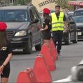 Libano kelių policijai padedančios merginos su trumpais šortais padeda reguliuoti eismą