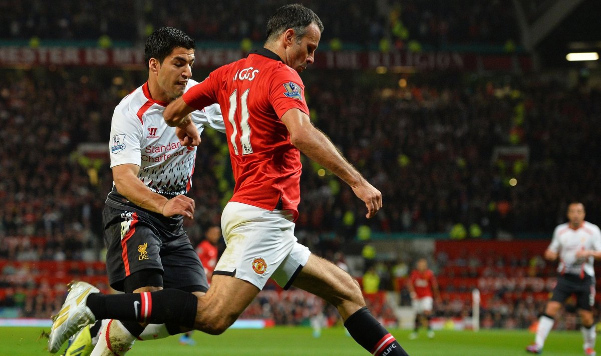 Luisas Suarezas ("Liverpool") kovoja su Ryanu Giggsu ("Man Utd") 