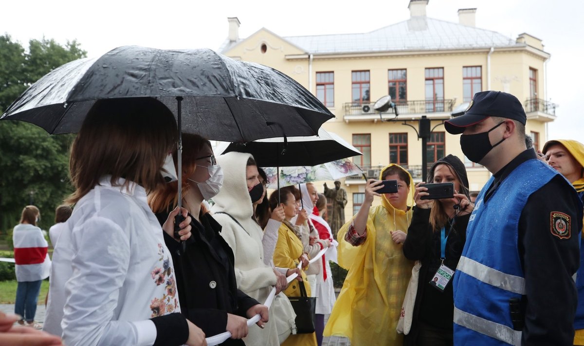 Moterys solidarumo grandine apjuosė bažnyčią Minske