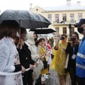 Dešimtys moterų Minsko Raudonąją bažnyčią apjuosė „solidarumo grandine“