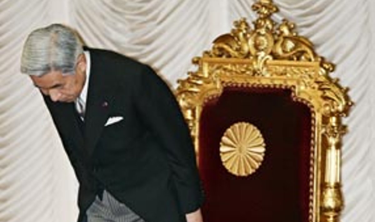 Japonijos imperatorius Akihito nusilenkia prieš parlamentą. Imperatoriaus kalba Aukštuosiuose rūmuose atidarė 150 dienų trukmės Japonijos parlamento sesiją.