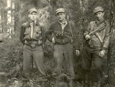 Iš Vakarų grįžę desantininkai (iš kairės) Klemensas Širvys-Sakalas, Juozas Lukša-Daumantas, Benediktas Trumpys-Rytis. Kazlų Rūdos miškas, 1950 m. spalis. (Genocido aukų muziejaus nuotr.)