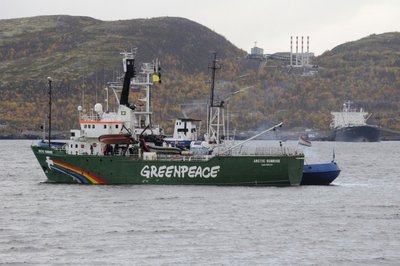 „Greenpeace“ laivas šalia Rusijos pakrantės apsaugos laivo