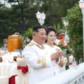 Imperatoriško stiliaus uniformą vilkintis Kim Jong Unas armijos vadams surengė priėmimą