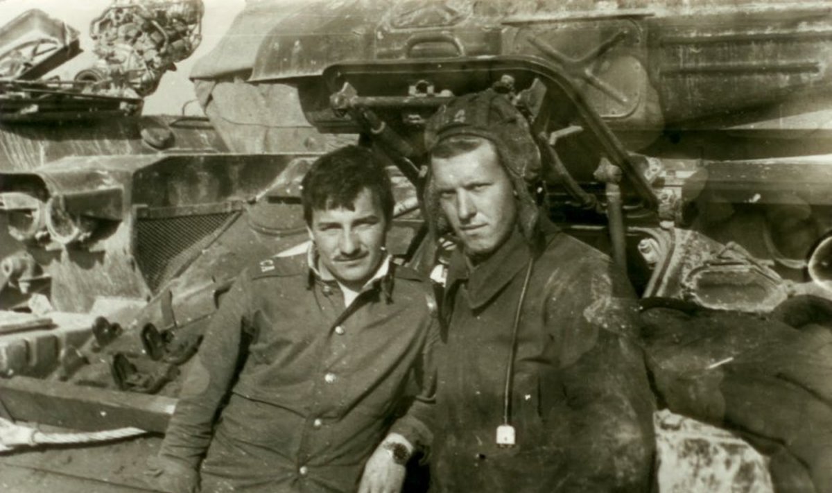 Naglis Puteikis (dešinėje) su mechaniku prie Afganistano pasienio
