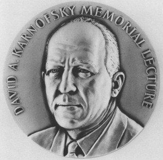 Amerikos klinikinės onkologijos asociacijos garbingiausias  apdovanojimas vadinamas Dovydo A. Karnovskio vardu