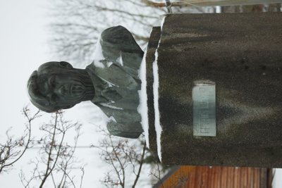 Nukeliamas Petro Cvirkos paminklas (Zenono Baltrušio nuotr.)