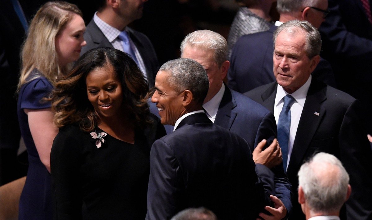 Obamos ir Bushai per Johno McCaino laidotuves