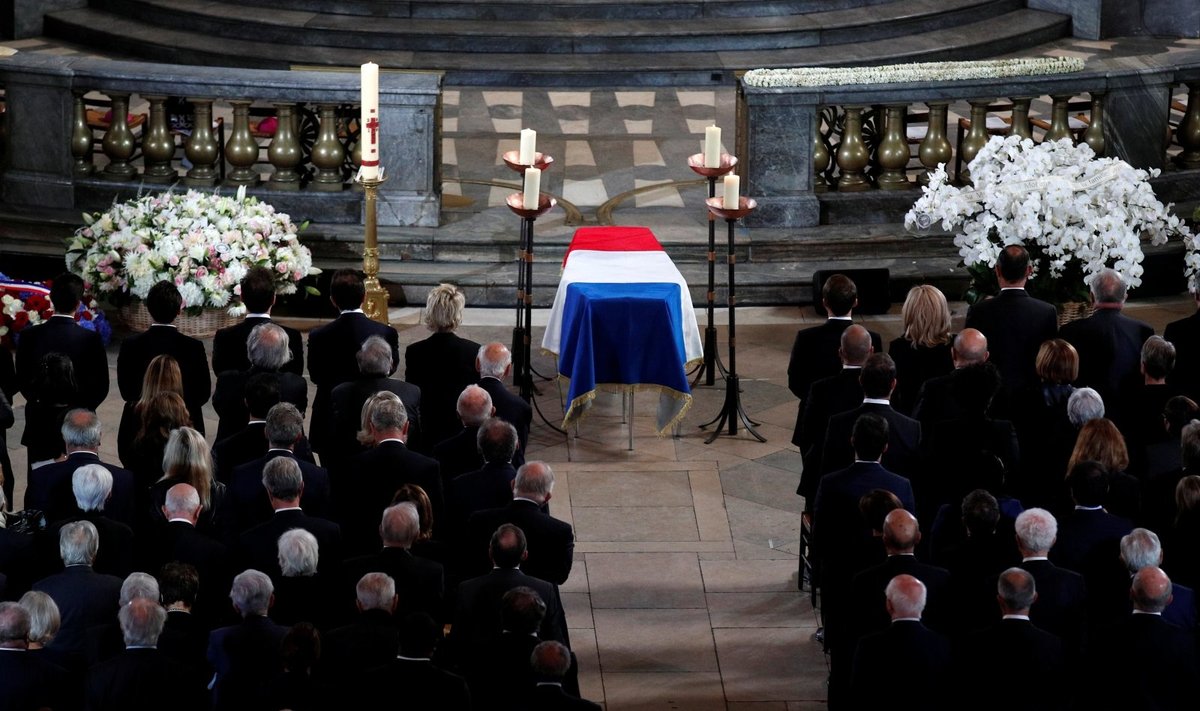 Paryžiuje vyksta velionio prezidento Chiraco laidotuvių pamaldos