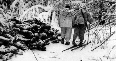 Suomių kariai žygiuoja pro RA 44-osios divizijos žuvusių karių kūnus po Suomussalmio mūšio. 1940 m.