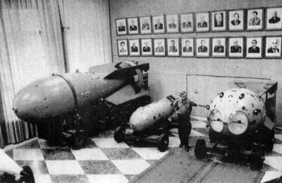Pirmųjų trijų SSRS branduolinių ginklų modeliai. Iš kairės: „sluoksniuotasis pyragas“, išbandytas 1953 m. rugpjūčio 12 d., 40 kilotonų bomba, išbandyta 1951 m., pirmoji SSRS atominė bomba. Arzamasas-16, Branduolinių ginklų muziejus.