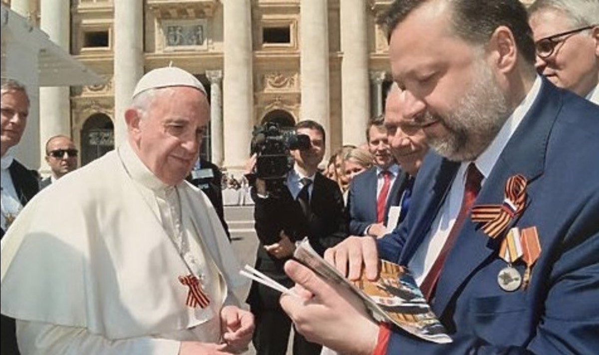 Popiežius Pranciškus su Georgijaus juostele