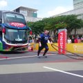 Pasaulio galiūnų čempionato finalininkas Ž. Savickas - greičiausiai traukė ir autobusą