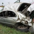 Per avariją iš „Chrysler“ liko metalo krūva, vieną žmogų medikai išsivežė be sąmonės