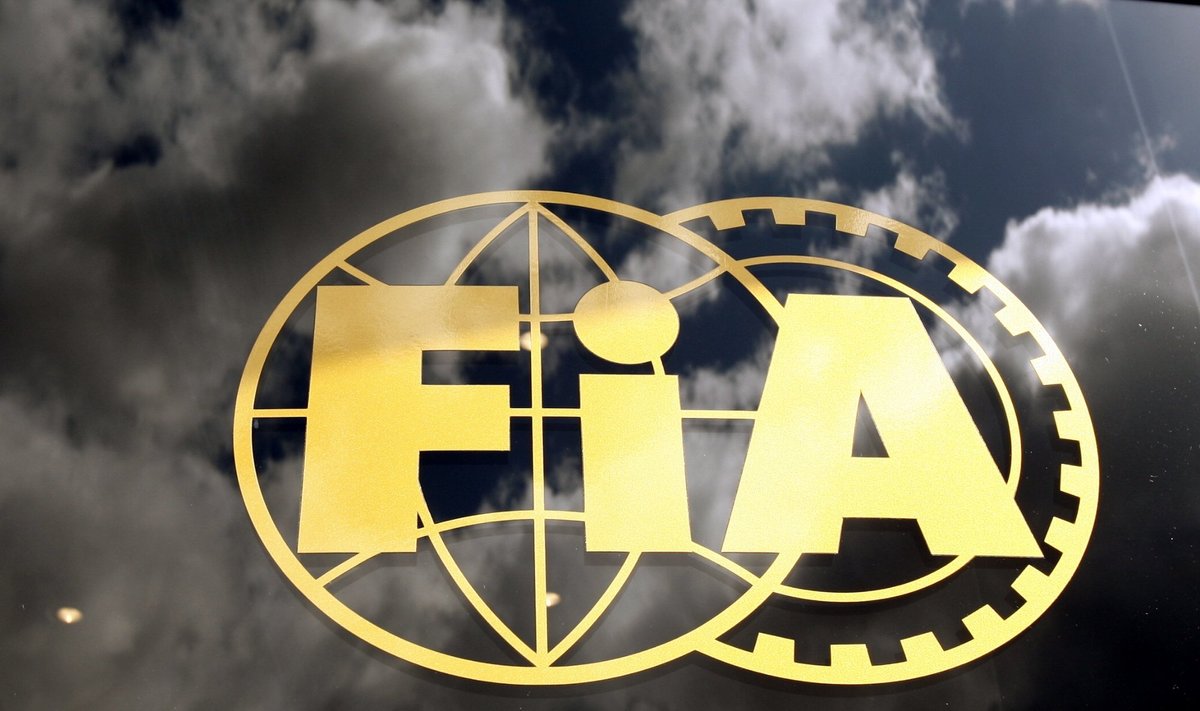 FIA iškaboje atsispindi dangus (angl. k. - sky)