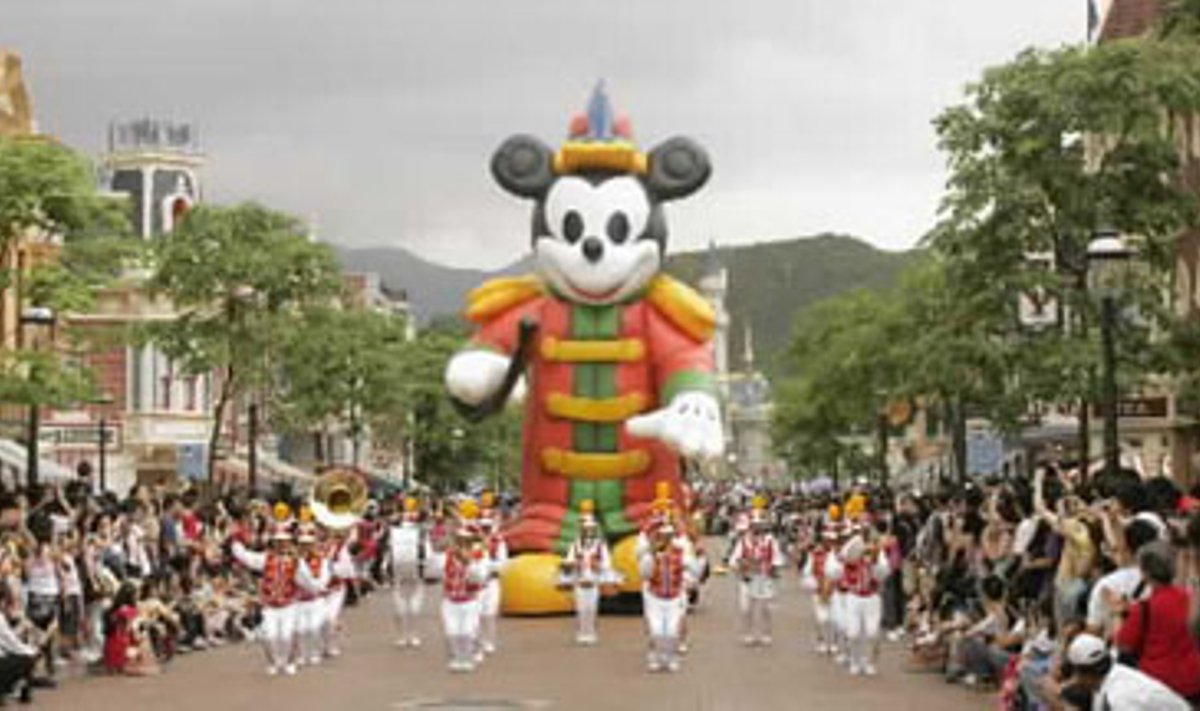 Minia džiaugiasi milžiniška peliuko Mikio figūra Hong Konge, kur greitai bus atidarytas Disneylandas.