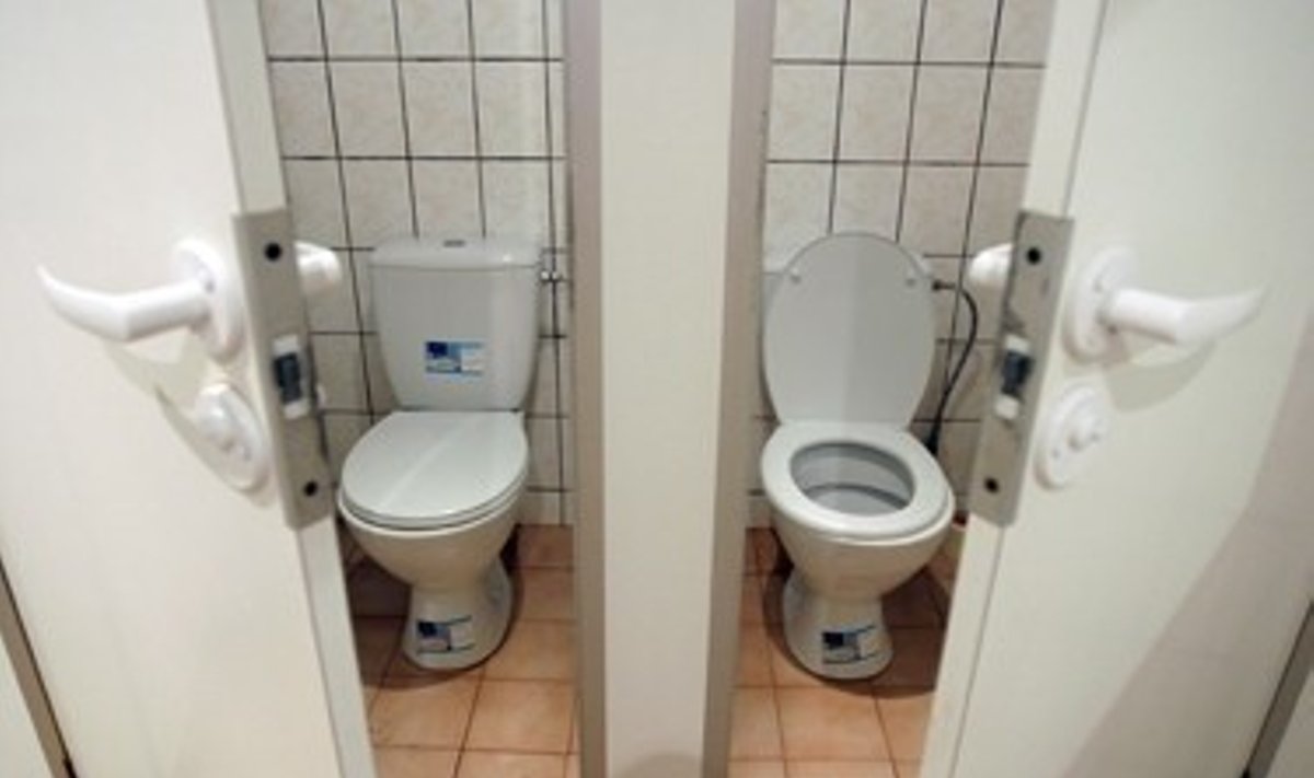 В Клайпеде хотят закрывать в туалете тех, кто сидит там больше 5 минут - Delfi RU