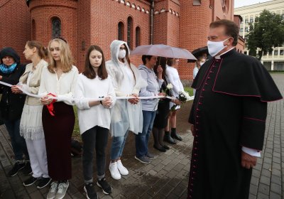 Moterys solidarumo grandine apjuosė bažnyčią Minske