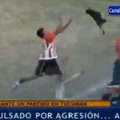 Argentinos futbolininkas sviedė į tvorą aikštėje pasirodžiusį šunį