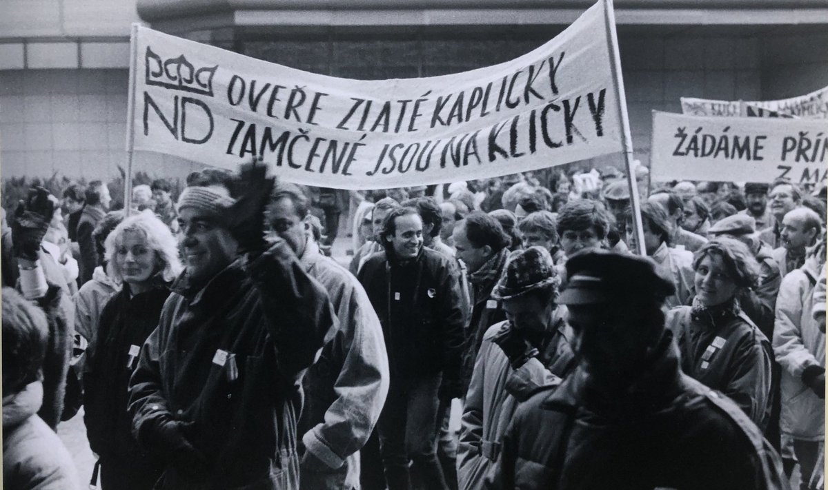 "Сотрудники Национального театра в Праге в ходе забастовки 23 ноября 1989 года. Архив Национального театра, автор: Ева Курандова