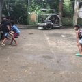 Vaikai žaidžia krepšinį Filipinuose