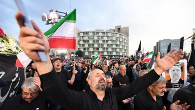 Tūkstančiai iraniečių atiduoda paskutinę pagarbą per sraigtasparnio katastrofą žuvusiam prezidentui