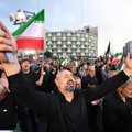 Tūkstančiai iraniečių atiduoda paskutinę pagarbą per sraigtasparnio katastrofą žuvusiam prezidentui