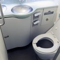 Lėktuvo keleiviams einant į tualetą rankų neprireiks: aviabendrovė pristatė naujoviškus tualetus