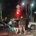 Нападение или задержание: в Каунасе остановили машину, вытащили водителя и обыскали багажник