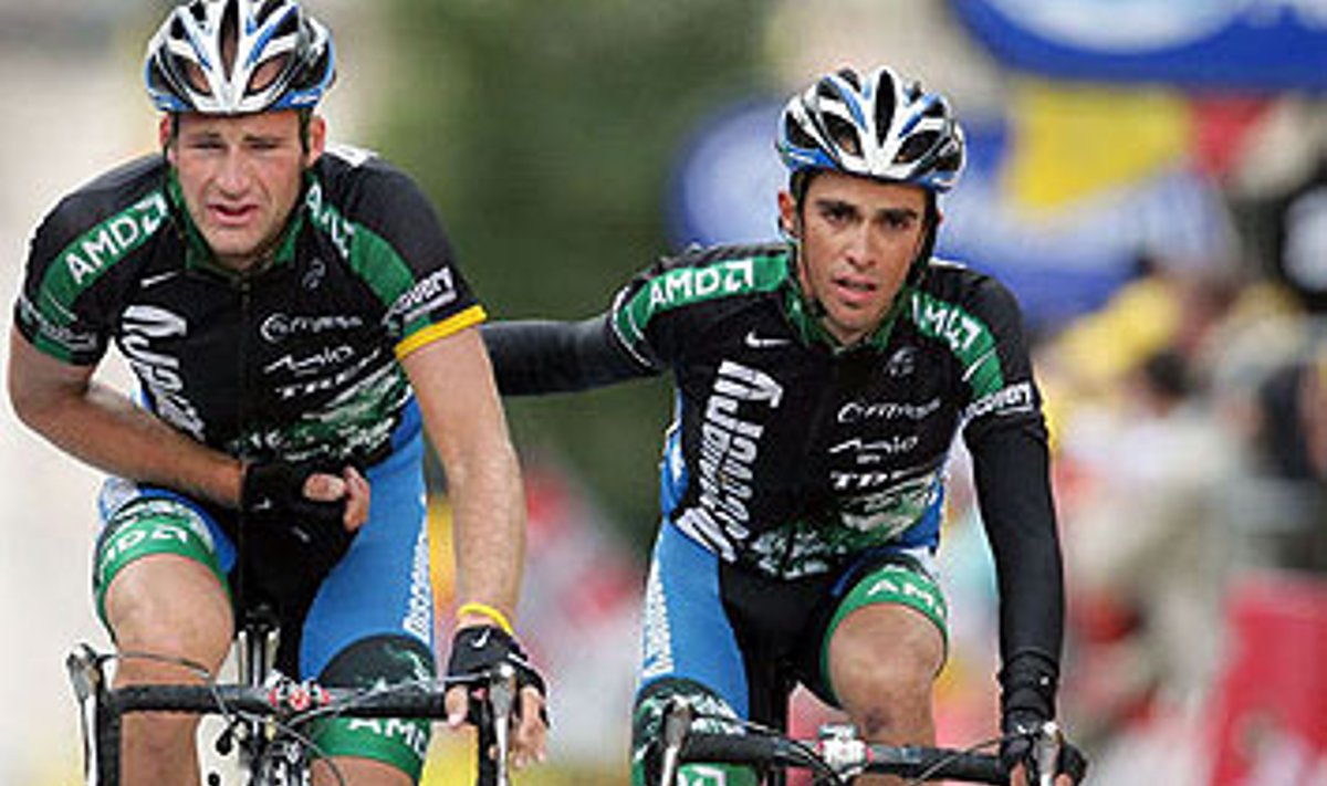 Ranką susižalojęs Tomas Vaitkus finišuoja kartu su komandos draugu Alberto Contadoru.