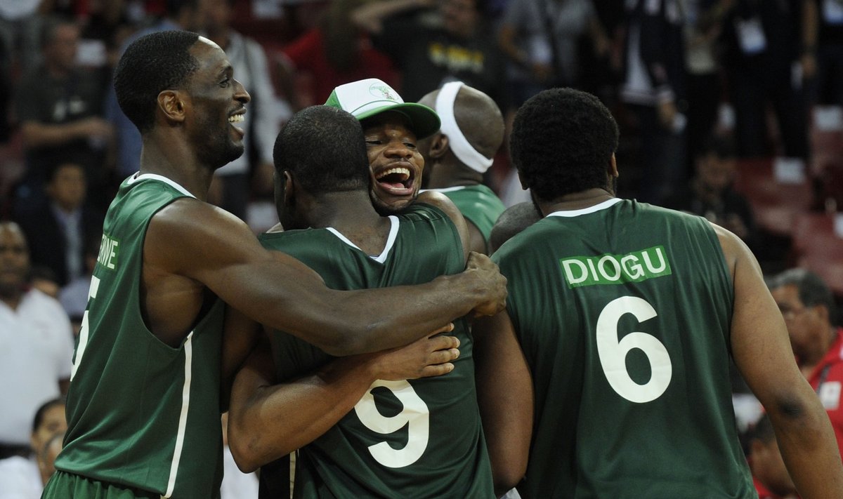 Nigerijos rinktinės krepšininkai džiaugiasi pergale prieš Graikiją