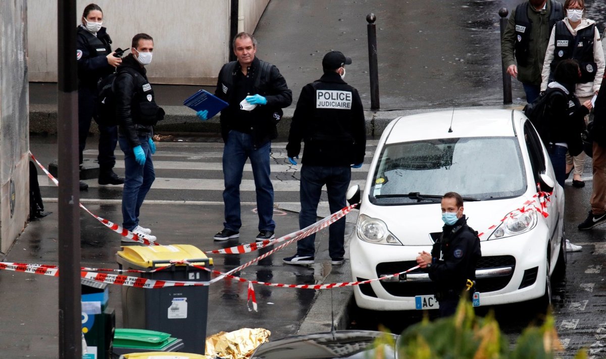 Prie buvusios „Charlie Hebdo“ redakcijos peiliu subadyti keturi žmonės