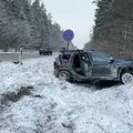 Didelė avarija Vilniaus pakraštyje – susidūrė du lengvieji automobiliai ir miškavežis