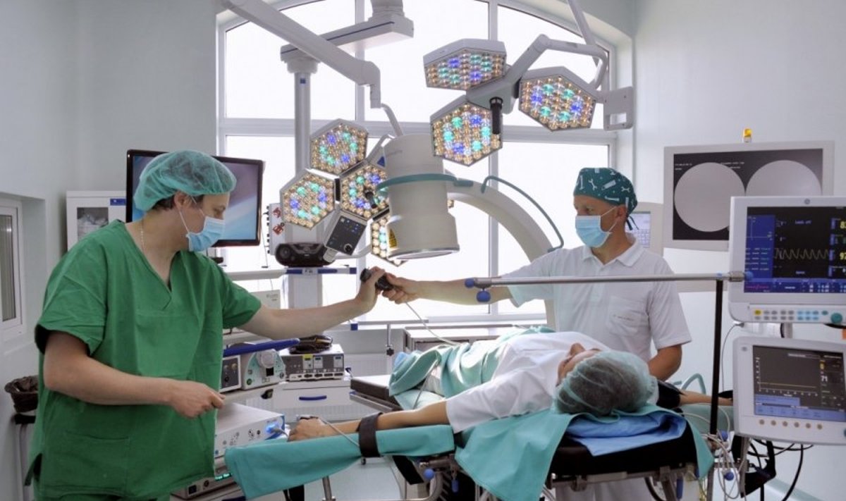 Gydytojai traumatologai – ortopedai Džeraldas Kazys Sivickis (kairėje) ir Jonas Baltrūnas atnaujintoje operacinėje