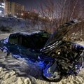 Vilniuje susidūrė „Audi“ ir taksi automobilis: romų šeima po smūgio atsidūrė griovyje