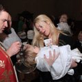 Kūdikių namuose augančią mažylę pakrikštijusi N. Pareigytė nesulaikė byrančių ašarų