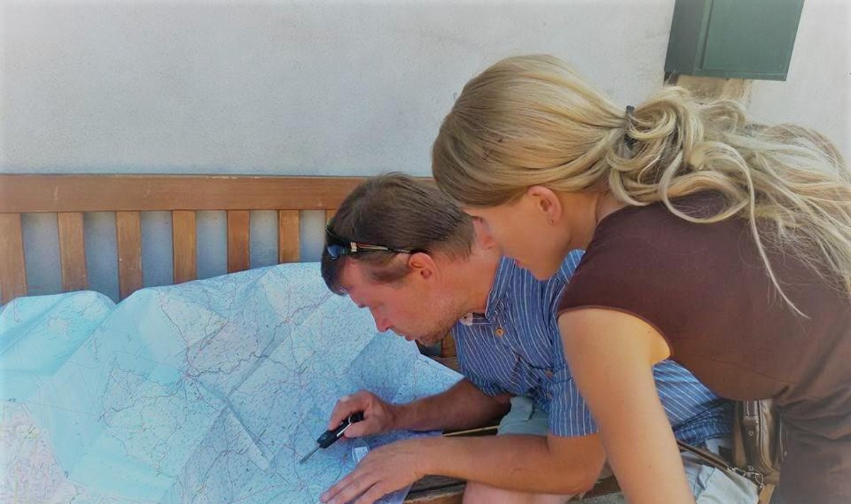 Anna Wollenzien-Kamin checking Lithuanian map