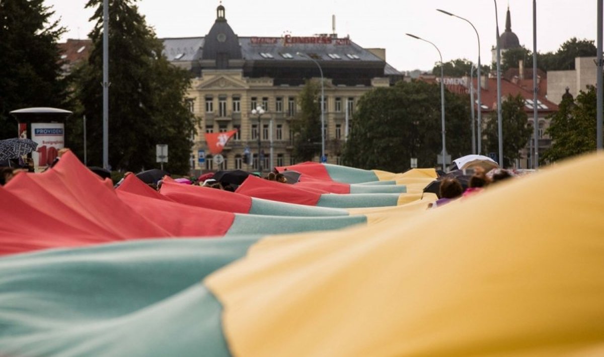 „Vėliavos kelias“ pradžia – 1000 metrų simbolinės Lietuvos trispalvės išskleidimo ceremonija