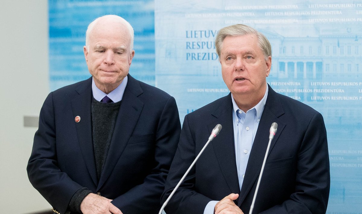 Johnas McCainas, Lindsey Grahamas