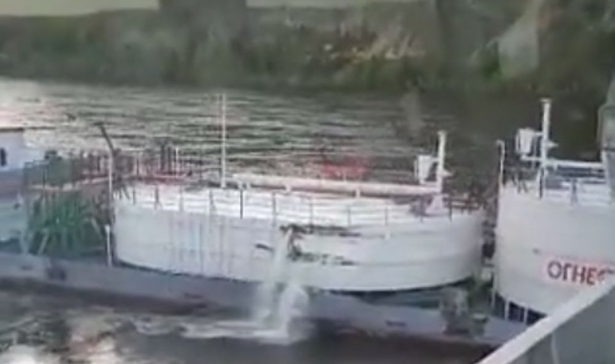 Lenos upėje susidūrė du laivai