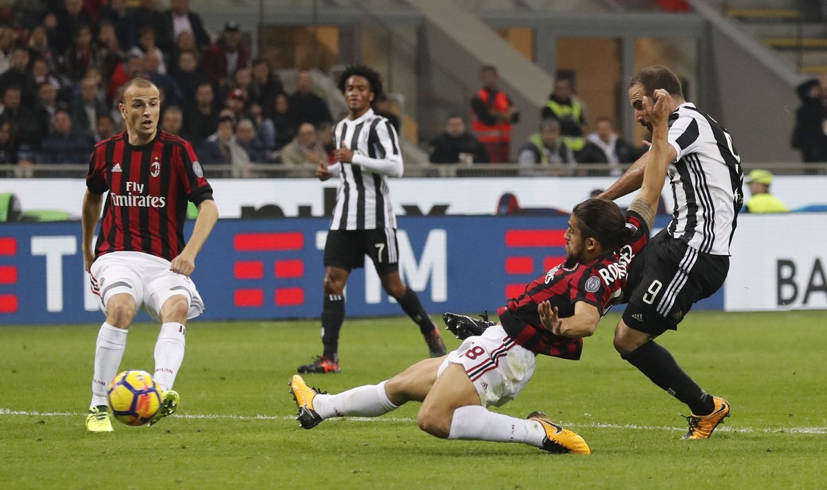 Gonzalo Higuainas pelno antrą įvartį į AC „Milan“ vartus