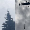 В Панемуне сфотографировали вертолет с военными на тросе