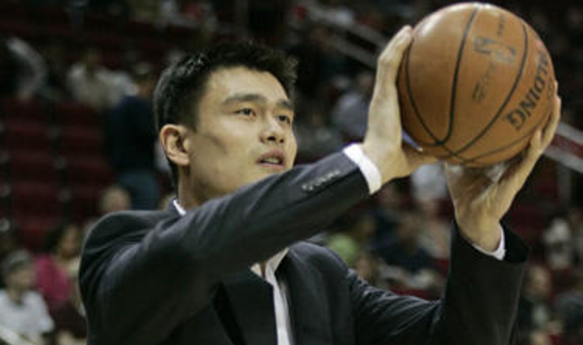 Yao Mingas net ir traumuotas negali be kamuolio