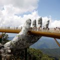 Turistai iš viso pasaulio plūsta pamatyti išskirtinio tilto Vietname