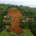 Indonezijoje per žemės nuošliaužą žuvo keturi žmonės, dar 14 dingo