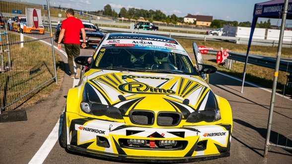Po įnirtingos padangų dūmų kupinos kovos, Palangoje drifto varžybose nugalėjo Benediktas Čirba
