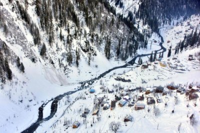 Kašmyre išgelbėta 18 valandų po sniego nuošliauža buvusi palaidota 12-metė mergaitė