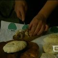 Serbų virėjas gamina patiekalus iš gyvulių sėklidžių