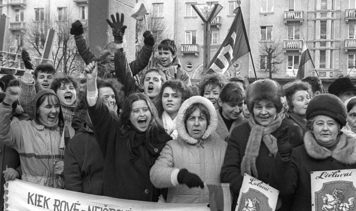 Vilnius, 1990 m. kovo 11 d. (ELTA). Žmonės prie Aukščiausiosios Tarybos rūmų su džiaugsmu sutinka žinią, kad paskelbtas Lietuvos nepriklausomos valstybės atkūrimo aktas
